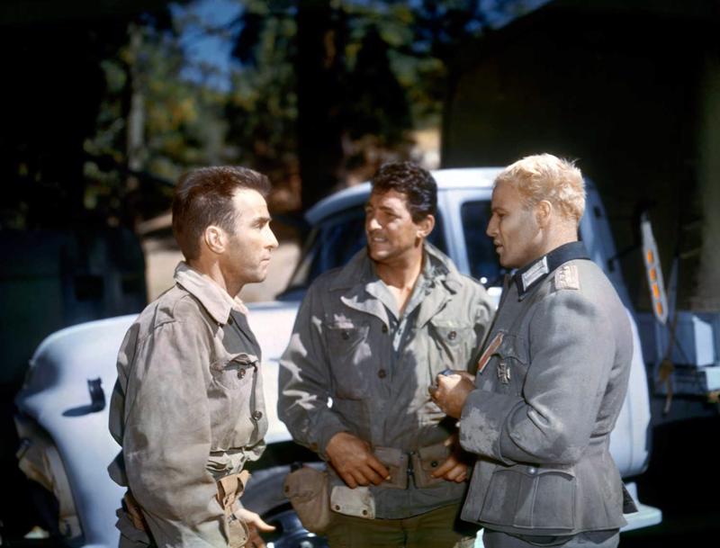 No kreisās: Montgomerijs Klifts, Dīns Mārtins un Marlons Brando filmas "Jaunie lauvas" uzņemšanas laikā, 1958. gads.