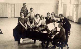 Latvijas Valsts konservatorijas studenti nodarbībā. Ar sveci rokā – Mariss Vētra. Rīga, 1922. gads.
