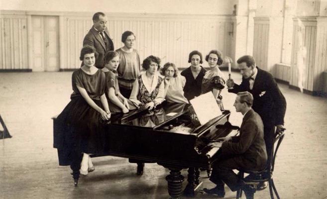 Latvijas Valsts konservatorijas studenti nodarbībā. Ar sveci rokā – Mariss Vētra. Rīga, 1922. gads.
