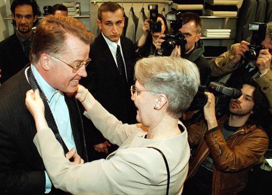 Aina Ulmane sien kaklasaiti Guntim Ulmanim. 09.04.1999.