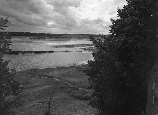 Skats no Jersikas pilskalna uz Daugavu un upes pretējā krastā esošo Dignājas pilskalnu. 07.1939.