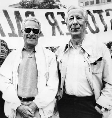 Latviešu Nacionālā fonda padomes sekretārs Ali Strunke un Uldis Ģērmanis pirmdienas demonstrācijā Normalmes tirgus laukumā (Norrmalmstorg) Stokholmā. Zviedrija, 22.07.1991.