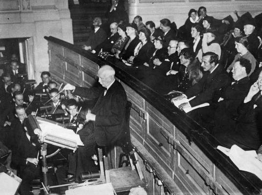 Rihards Štrauss diriģē operu "Arabella". Amsterdama, 1934. gads.
