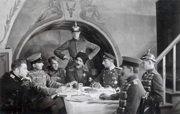 Bermontieši, centrā stāv Melnais Bruņinieks/Svešais (Osvalds Mednis). Filma "Lāčplēsis", 1930. gads.
