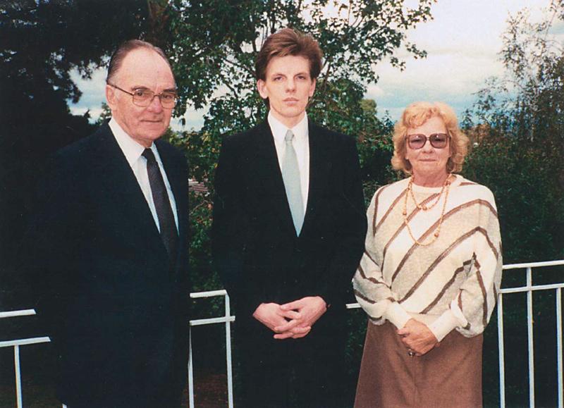 LPSR Augstākās Padomes deputāts Einars Repše (vidū) ar Nīnu un Emīlu Dēliņiem pirms došanās uz Austrālijas Ārlietu ministriju Kanberā. Melburna, 18.04.1990.