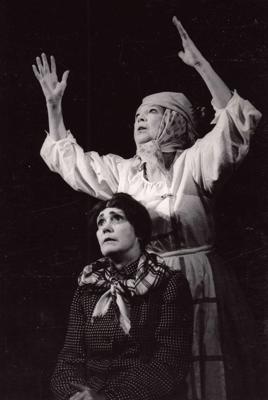 Lidija Freimane Bebenes lomā un Elza Radziņa Tomuļmātes lomā režisora Alfreda Jaunušana iestudējumā "Skroderdienas Silmačos". Nacionālais teātris, 1975. gads.