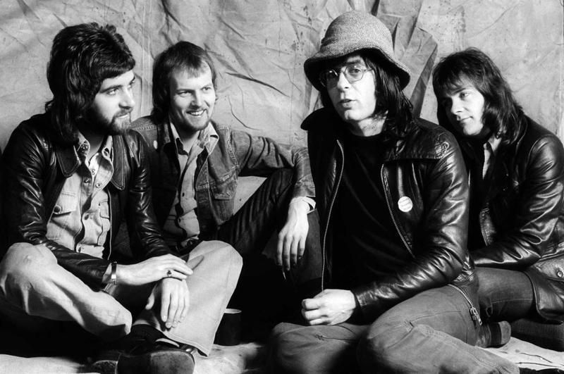 Grupa Manfred Mann’s Earth Band, 26.02.1974. No kreisās: Miks Rodžerss (Mick Rogers), Kriss Sleids, Manfreds Manns un Kolins Patendens (Colin Pattenden).