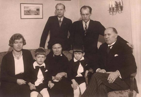 Atis Ķeniņš ģimenes lokā. Rīga, ap 1930. gadu. No kreisās pirmajā rindā Austra Dāle-Ķeniņa, Agris Ķeniņš, Lība Ķeniņa, Gundars Ķeniņš. Otrajā rindā no kreisās Ilmārs Ķeniņš un Marģers Ķeniņš.
