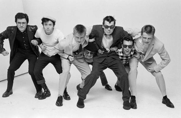 Grupa Madness. No kreisās: Kriss Formens, Lī Tompsons, Ketals Smits, Dens Vudgeits, Maiks Bārsons, Marks Bedfords un Sagss. Londona, 1981. gads.