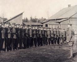 Landesvēra karavīri ierindā. Apbruņojumā šautenes Gew.98. Kurzeme, 1919. gads.