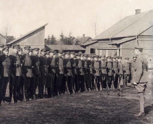 Landesvēra karavīri ierindā. Apbruņojumā šautenes Gew.98. Kurzeme, 1919. gads.