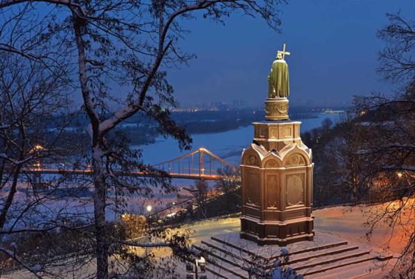 Izgaismots Volodimira Svjatoslavoviča jeb Volodimira Lielā piemineklis Kijivā pie Dņepras upes. Ukraina, 2016. gads.
