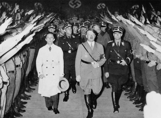 Ādolfa Hitlera (centrā) sekotāji sveic viņu un propagandas ministru Jozefu Gēbelsu (kreisajā pusē) Ā. Hitlera valdības kampaņas atklāšanā. Berlīne, 31.10.1933.
