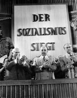 No kreisās: Ņikita Hruščovs, Valters Ulbrihs un Oto Grotevols Vācijas Sociālistiskās vienības partijas kongresā Berlīnē. Vācija, 1958. gads.