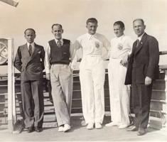 Latvijas olimpiešu delegācija ceļā uz olimpiskajām spēlēm Losandželosā, 1932. gads. No labās pirmais – Jānis Dikmanis, otrais – Jānis Daliņš, trešais – Jānis Dimza.
