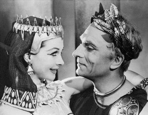 Vivjena Lī un Lorenss Olivjē Viljama Šekspīra lugā "Antonijs un Kleopatra", 1951. gads.
