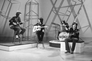 Rokgrupas Badfinger uzstāšanās televīzijas studijā. No kreisās uz labo: Pīts Hems, Toms Evanss, Maiks Gibinss, Džojs Molends. 20. gs. 70. gadi.
