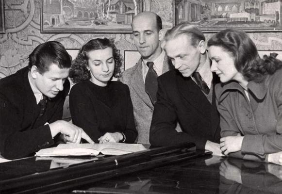 No kreisās: Jevgēņijs Čanga, Anna Priede, Arvīds Ozoliņš, Jānis Grauds un Janīna Pankrate. 20. gs. 50. gadi.