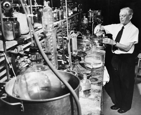 Jēdziena "vitamīni" autors bioķīmiķis Kazimirs Fanks (Casimer Funk) savā laboratorijā. Ņujorka, 1953. gads.