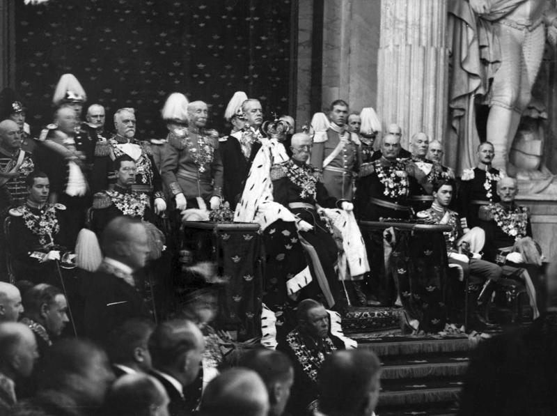 Zviedrijas karalis Gustavs V atklāj Zviedrijas Riksdāgu Stokholmas pilī, labajā pusē kroņprincis Gustavs Ādolfs. 1930. gads.
