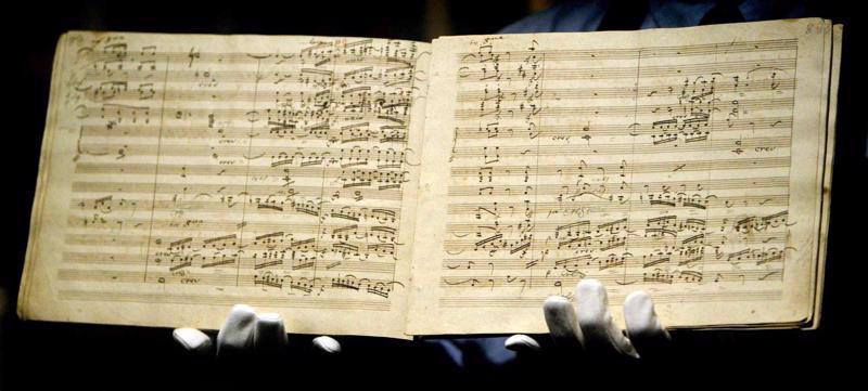 Ludviga van Bēthovena Devītās simfonijas manuskripts Sotheby's izsolē tika pārdots par 1,9 miljoniem sterliņu mārciņu. Londona, 22.05.2003.