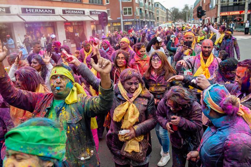 Hinduistu pavasara festivālā Holi cilvēki viens otru apber ar krāsainu pulveri. Hāga, Nīderlande, 21.03.2019.