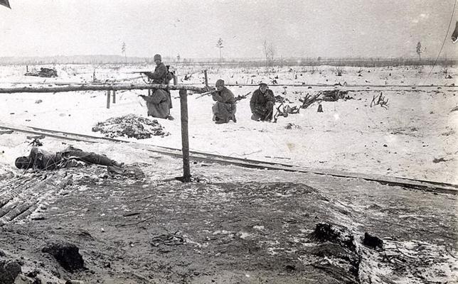 3. Kurzemes latviešu strēlnieku pulka karavīri pie vācu nocietinājumu pirmās līnijas Tīreļpurvā. 01.1917.