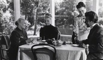 No kreisās: Lūcija Baumane (Kristīnes māte), Vija Artmane (Kristīne), Ērika Ferda (Akmentiņa māsa) un Juris Lejaskalns (Akmentiņš) filmā "Purva bridējs", 1966. gads.