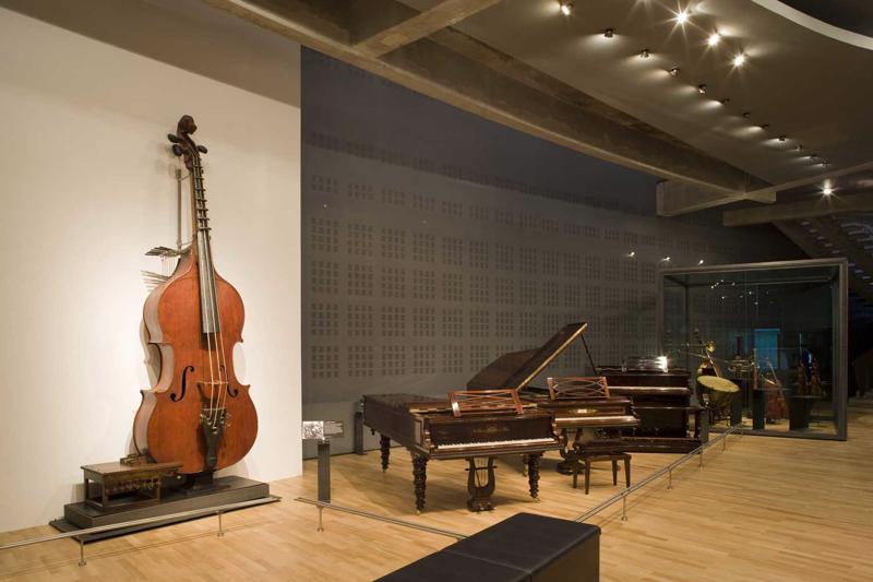 Žana Batista Viljoma kontrabass – oktobass Mūzikas instrumentu muzejā. Parīze, 2008. gads.