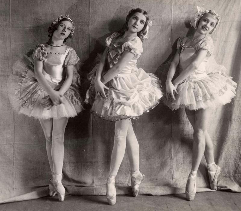 No kreisās: Latvijas Nacionālās operas baletdejotājas Albīna Baumane, Anna Priede un Rita Abrams. 20. gs. 40. gadi.