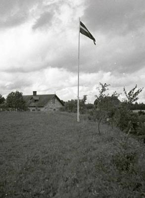 Latvijas valsts karogs Jersikas pilskalnā Daugavpils apriņķa Līvānu pagastā. 07.1939.