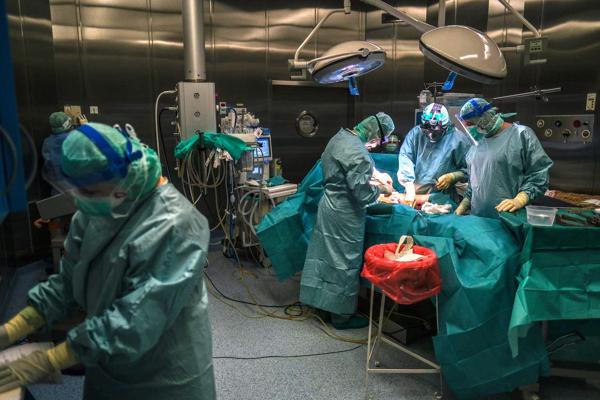 Ķirurģiska operācija Bohņas slimnīcā. Polija, 18.03.2021.