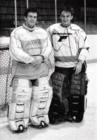 Latvijas hokeja izlases vārtsargi Artūrs Irbe (no kreisās) un Sergejs Naumovs. Rīgas Sporta pils, 1993. gads.