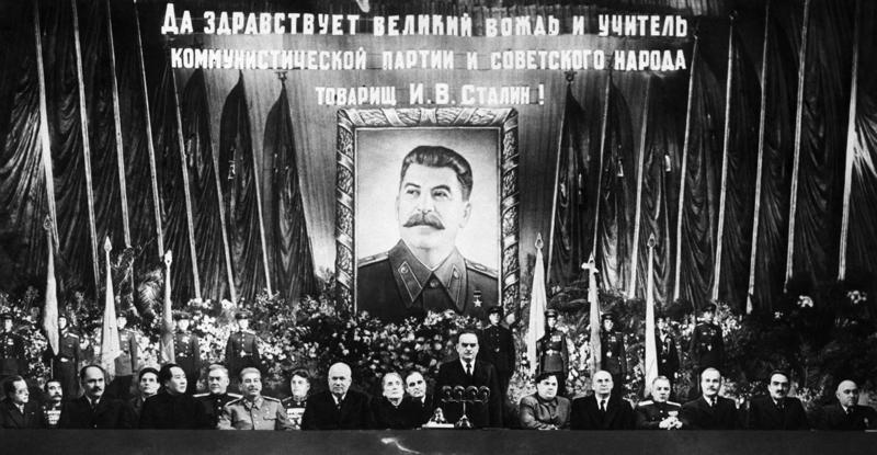 Padomju Savienības Komunistiskās partijas Centrālkomitejas ģenerālsekretāra Josifa Staļina godināšana 70. gadu jubilejā Maskavas Lielajā teātrī. 20. gs. 40. gadu beigas.
