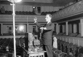 Ļevs Termens demonstrē agrīno sintezatoru tereminu. Parīze, 1927. gads.