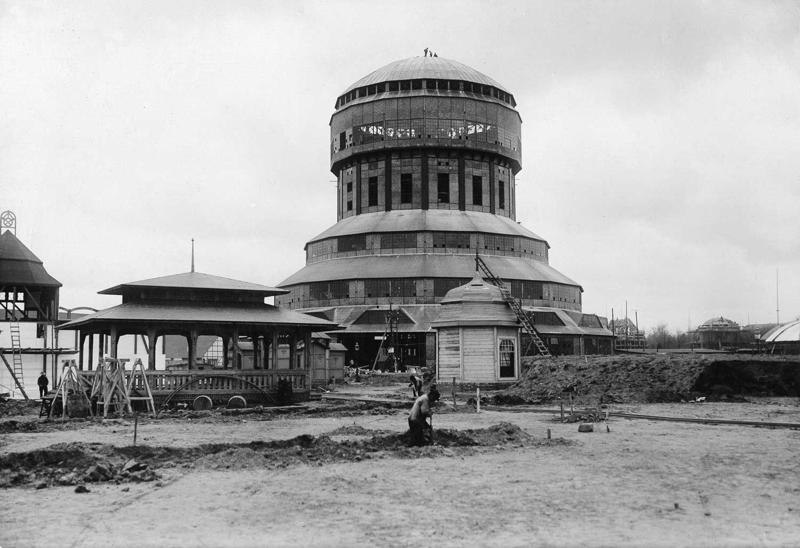 Hansa Pelciga projektētais Augšsilēzijas tornis, būvēts kā izstāžu zāle un ūdenstornis Austrumvācijas rūpniecības, tirdzniecības un lauksaimniecības izstādē. Pozene, Vācija, 1911. gads.