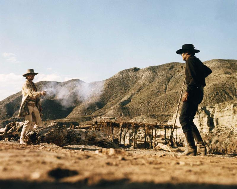 Čārlzs Bronsons (Charles Bronson) un Henrijs Fonda (Henry Fonda) filmā "Reiz Rietumos", 1968. gads.