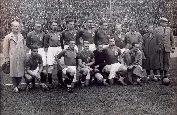 Latvijas valstsvienība spēlē pret Zviedrijas valstvienību (1:3). Stokholma, 23.09.1934.