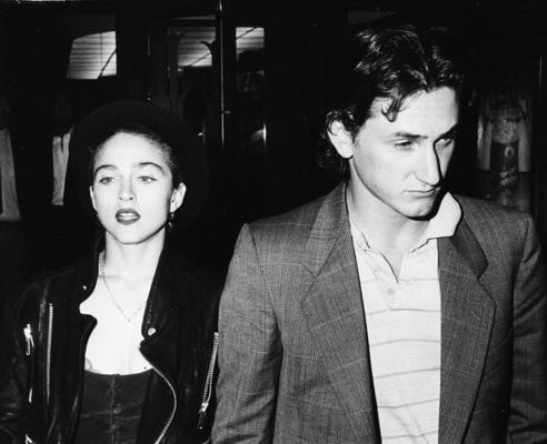 Madonna ar vīru Šonu Penu. Ap 1988. gadu.