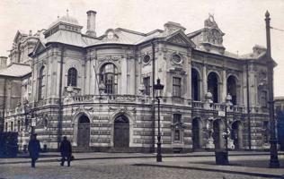 Rīgas pilsētas Otrā teātra nams (tagad – Latvijas Nacionālais teātris), kur 1918. gada 18. novembrī pasludināja Latvijas Republiku. 20. gs. sākums.