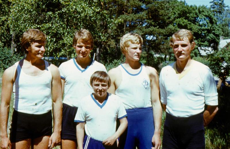 Latvijas airētāju četrinieks ar stūrmani pēc treniņa Jūrmalā. No kreisās Dzintars Krišjānis, Žoržs Tikmers, priekšā stūrmanis Juris Bērziņš, Dimants Krišjānis, Artūrs Garonskis.