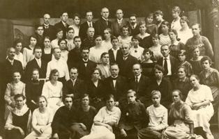Rīgas Mateja baptistu draudzes mācītāja Jāņa Iņķa (otrajā rindā 6. no kreisās) un viņa sievas Martas pavadīšana uz Brazīliju, lai tur dibinātu Vārpas latviešu koloniju. 1921. gads.