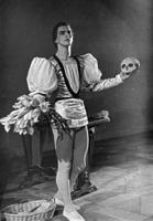 Aina no Sergeja Prokofjeva baleta "Romeo un Džuljeta", Haralds Ritenbergs Romeo lomā. Latvijas PSR Valsts operas un baleta teātris, Rīga, 1953. gads.