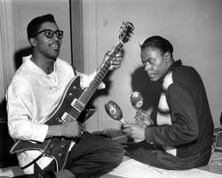 No kreisās: Bo Didlijs ar pašizgatavoto Jupiter Thunderbird ģitāras prototipu un Džeroms Grīns. 1958. gads.