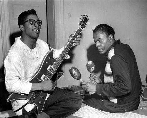 No kreisās: Bo Didlijs ar pašizgatavoto Jupiter Thunderbird ģitāras prototipu un Džeroms Grīns. 1958. gads.