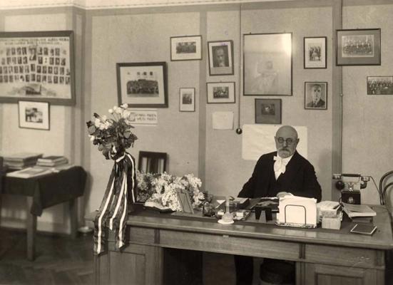 Jāzeps Vītols Latvijas Konservatorijas 15 gadu jubilejas dienā savā darba kabinetā. Rīga, 11.01.1935.