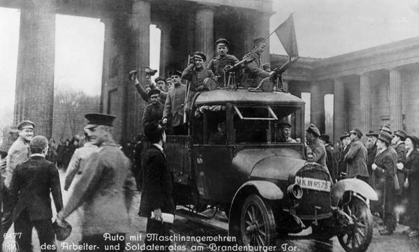 Revolucionāri pie Brandenburgas vārtiem 1918. gada novembrī.