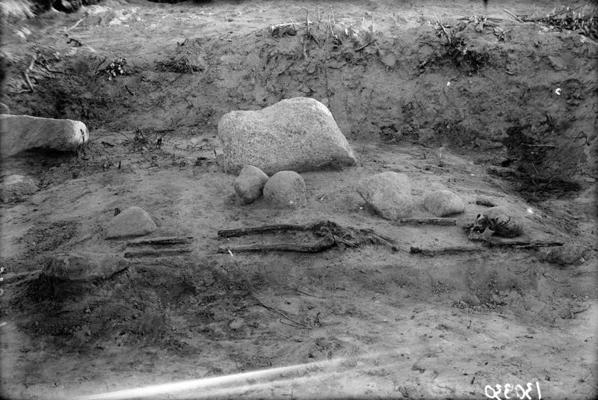 Īles Gailīšu senkapu III uzkalniņā arheoloģisko izrakumu laikā atsegtais kaps "L". Īles pagasts, 1934. gads.