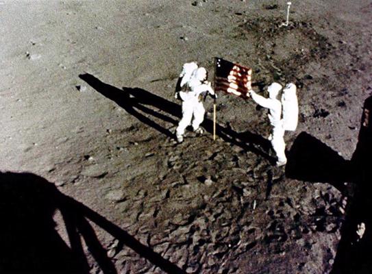 Nīls Ārmstrongs un Bazs Oldrins (Buzz Aldrin) uz Mēness. 1969. gads.