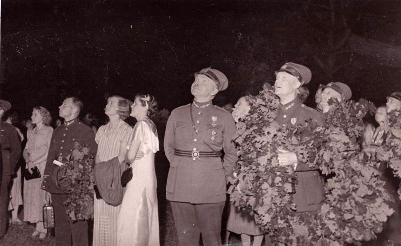 Līgo svētki Kurzemes divīzijā. 1936. gads. Pirmais no labās – ģenerālis Oskars Dankers.